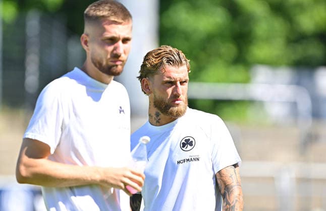 11.07.2026 - Fussball - Saison 2026 2027 - Testspiel Freundschaftsspiel - FC Eintracht Bamberg - SpVgg Greuther Fürth ( Kleeblatt ) - - Sportfoto Zink MeZi - xmexzix - regulations prohibit any use of photographs as image sequences and or quasi-video - only for editorial use - Pelle Boevink (26, SpVgg Greuther Fürth ) Ole Pohlmann (10, SpVgg Greuther Fürth, rechts ) vor Spielbeginn *** July 11, 2026 Soccer Season 2026–2027 Exhibition Match Friendly Match FC Eintracht Bamberg vs. SpVgg Greuther Fürth Kleeblatt Sports Photo by Zink MeZi xmexzix; regulations prohibit any use of photographs as image sequences and or quasi-video; for editorial use only. Pelle Boevink 26, SpVgg Greuther Fürth; Ole Pohlmann 10, SpVgg Greuther Fürth, on the right before kickoff