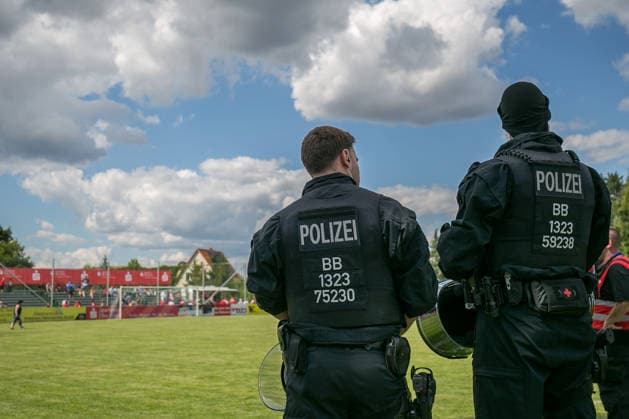 Finsterwalde, Deutschland 11. Juli 2026: Testspiel - 2026 2027 - FC Energie Cottbus gegen Hallescher FC Im Bild: Nach einem rassistischen Vorfall wird das Spiel abgebrochen und geräumt. Einheitssportplatz Brandenburg *** Finsterwalde, Germany, July 11, 2026: 2026-2027 preseason match between FC Energie Cottbus and Hallescher FC. Pictured: After a racist incident, the game is called off and the stadium is evacuated. Brandenburg Unity Sports Field Copyright: xFotostandx xWeilandx