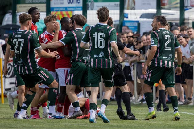 Finsterwalde, Deutschland 11. Juli 2026: Testspiel - 2026 2027 - FC Energie Cottbus gegen Hallescher FC Im Bild: Rudelbildung nach einem Foul von re. Robert Berger (Hallescher FC) - danach wird das Spiel nach rassitischen Beleidungen aus dem Halle Block abgebrochen Einheitssportplatz Brandenburg *** Finsterwalde, Germany, July 11, 2026, Friendly Match 2026–2027: FC Energie Cottbus vs. Hallescher FC. Pictured: A scuffle breaks out after a foul by Robert Berger of Hallescher FC. The game is subsequently called off due to racist insults from the Halle section of the stands. Brandenburg Unified Sports Field Copyright: xFotostandx xWeilandx