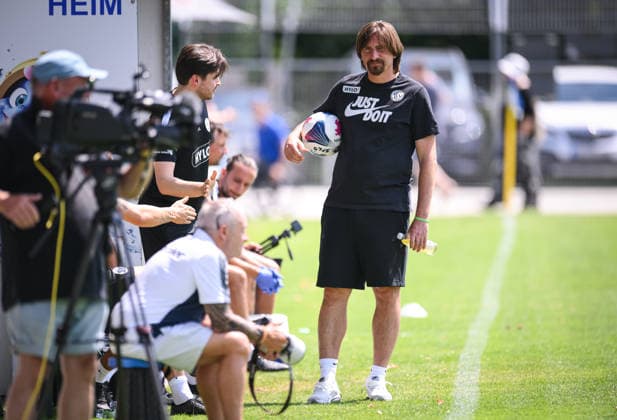 Fussball 1. Bundesliga 2026 2027 Testspiel 11.07.2026 SV Elversberg - FC Thun Trainer Vincent Wagner (SV Elversberg) mit Ball *** Soccer, Bundesliga 1, 2026–2027, Friendly Match, July 11, 2026, SV Elversberg vs. FC Thun, Coach Vincent Wagner, SV Elversberg with the ball