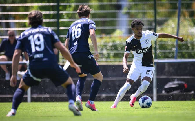 Fussball 1. Bundesliga 2026 2027 Testspiel 11.07.2026 SV Elversberg - FC Thun Filimon Gerezgiher (re, SV Elversberg) gegen Justin Roth (Mitte, FC Thun) *** Soccer, Bundesliga 1, 2026–2027, Friendly Match, July 11, 2026, SV Elversberg vs. FC Thun, Filimon Gerezgiher (right), SV Elversberg vs. Justin Roth (center), FC Thun