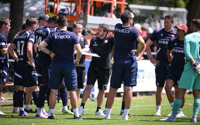 Fussball 1. Bundesliga 2026 2027 Testspiel 11.07.2026 SV Elversberg - FC Thun Trinkpause FC Thun; Trainer Gian - Luca Privitelli (Mitte) *** Soccer, Bundesliga 1, 2026–2027, Friendly Match, July 11, 2026, SV Elversberg vs. FC Thun, Water Break, FC Thun Coach Gian Luca Privitelli, Center