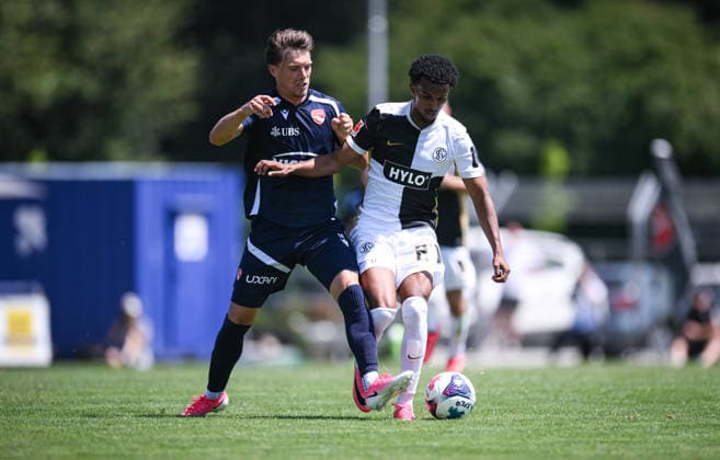 Fussball 1. Bundesliga 2026 2027 Testspiel 11.07.2026 SV Elversberg - FC Thun Filimon Gerezgiher (re, SV Elversberg) gegen Justin Roth (li, FC Thun) *** Soccer, Bundesliga 1, 2026–2027, Friendly Match, July 11, 2026, SV Elversberg vs. FC Thun: Filimon Gerezgiher (right), SV Elversberg, vs. Justin Roth (left), FC Thun