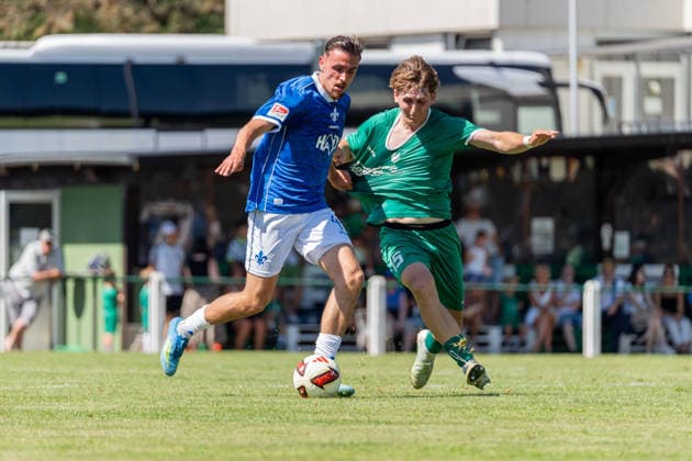 Spielszene, Zweikampf, Ballaktion, Aktion, v.l. Lance Duijvestijn (SV Darmstadt 98, 41), Pharis Robin Petrica (VfR Fehlheim, 15), GER, VfR Fehlheim vs. SV Darmstadt 98, Fussball, Testspiel, Saison 2026 2027, 11.07.2026, GER, VfR Fehlheim vs. SV Darmstadt 98, Fussball, Testspiel, Saison 2026 2027, 11.07.2026 Bensheim-Fehlheim *** Game scene, tackle, ball action, action, from left: Lance Duijvestijn (SV Darmstadt 98), 41, Pharis Robin Petrica (VfR Fehlheim), 15, GER, VfR Fehlheim vs. SV Darmstadt 98, soccer, friendly match, 2026–2027 season, July 11, 2026, GER, VfR Fehlheim vs. SV Darmstadt 98, soccer, friendly match, 2026–2027 season, July 11, 2026, Bensheim, Fehlheim Copyright: xEibner-Pressefoto J-NxGroemlingx EP_JGG