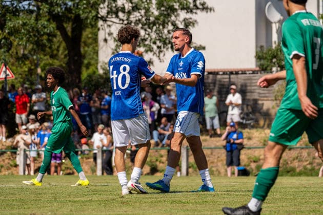 Jubel zum Tor zum 0:3 durch Manolo Merx (SV Darmstadt 98, 48), r. Lance Duijvestijn (SV Darmstadt 98, 41), GER, VfR Fehlheim vs. SV Darmstadt 98, Fussball, Testspiel, Saison 2026 2027, 11.07.2026, GER, VfR Fehlheim vs. SV Darmstadt 98, Fussball, Testspiel, Saison 2026 2027, 11.07.2026 Bensheim-Fehlheim *** Celebration following Manolo Merx s goal to make it 0–3 for SV Darmstadt 98, 48 , Lance Duijvestijn, SV Darmstadt 98, 41 , GER, VfR Fehlheim vs. SV Darmstadt 98, soccer, friendly match, 2026–2027 season, July 11, 2026, GER, VfR Fehlheim vs. SV Darmstadt 98, soccer, friendly match, 2026–2027 season, July 11, 2026, Bensheim, Fehlheim Copyright: xEibner-Pressefoto J-NxGroemlingx EP_JGG
