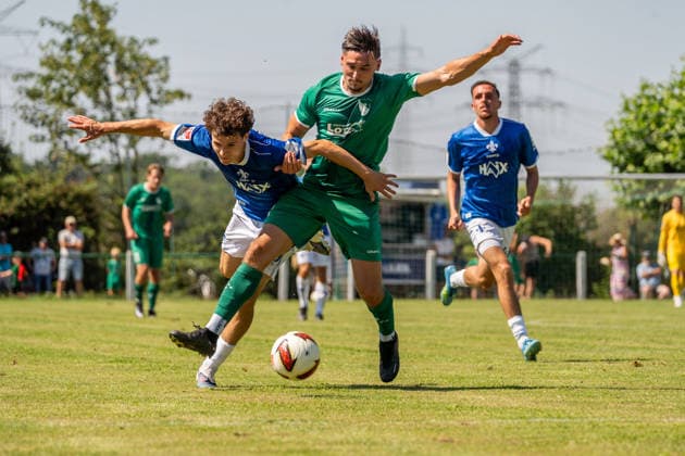 Spielszene, Zweikampf, v.l. Manolo Merx (SV Darmstadt 98, 48), Belmin Mueller (VfR Fehlheim, 04), GER, VfR Fehlheim vs. SV Darmstadt 98, Fussball, Testspiel, Saison 2026 2027, 11.07.2026, GER, VfR Fehlheim vs. SV Darmstadt 98, Fussball, Testspiel, Saison 2026 2027, 11.07.2026 Bensheim-Fehlheim *** Game scene, tackle, from left: Manolo Merx (SV Darmstadt 98), 48, Belmin Mueller (VfR Fehlheim), 04, GER, VfR Fehlheim vs. SV Darmstadt 98, soccer, friendly match, 2026–2027 season, July 11, 2026, GER, VfR Fehlheim vs. SV Darmstadt 98, soccer, friendly match, 2026–2027 season, July 11, 2026, Bensheim, Fehlheim Copyright: xEibner-Pressefoto J-NxGroemlingx EP_JGG