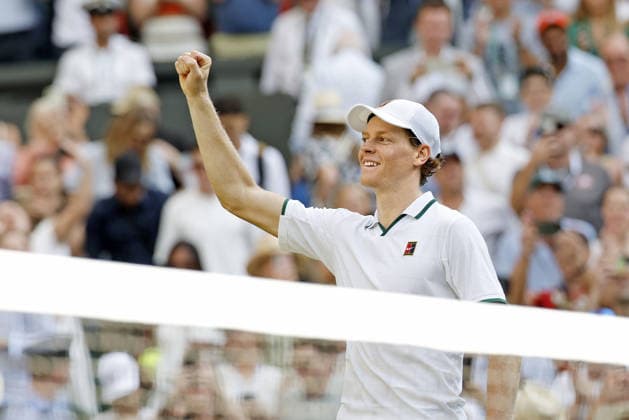 Tennis: Wimbledon championships Jannik Sinner of Italy acknowledges the crowd after beating Novak Djokovic of Serbia in the men s singles semifinals at the Wimbledon tennis tournament in London on July 10, 2026.  A14AA0005622600P