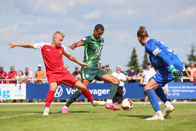 11.07.2026, xtgx, Fussball Testspiel, FSV Schöningen - VfL Wolfsburg emspor, v.l. Robert Glatzel (Wolfsburg, 19) schiesst Tor, schießt, Torschuetze, erzielt Tor, Treffer, scores the goal (DFL DFB REGULATIONS PROHIBIT ANY USE OF PHOTOGRAPHS as IMAGE SEQUENCES and or QUASI-VIDEO) Schöningen *** July 11, 2026, xtgx, soccer friendly match, FSV Schöningen vs. VfL Wolfsburg emspor, from left: Robert Glatzel (Wolfsburg), 19 scores a goal, shoots, goal scorer, scores a goal, goal, scores the goal DFL DFB REGULATIONS PROHIBIT ANY USE OF PHOTOGRAPHS as IMAGE SEQUENCES and or QUASI-VIDEO Schöningen