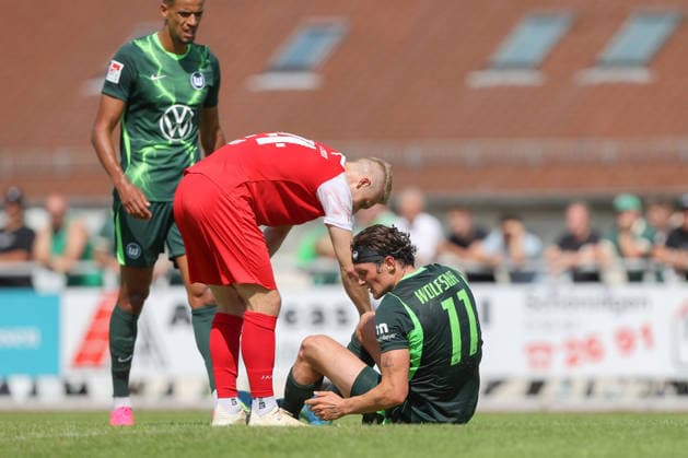 11.07.2026, xtgx, Fussball Testspiel, FSV Schöningen - VfL Wolfsburg emspor, v.l. Fabian Reese (Wolfsburg, 11) verletzt, Verletzung, injury, injured (DFL DFB REGULATIONS PROHIBIT ANY USE OF PHOTOGRAPHS as IMAGE SEQUENCES and or QUASI-VIDEO) Schöningen *** July 11, 2026, xtgx, soccer exhibition match, FSV Schöningen vs. VfL Wolfsburg, from left: Fabian Reese (Wolfsburg), No. 11 injured, injury, injured. DFL and DFB regulations prohibit any use of photographs as image sequences and or quasi-video. Schöningen