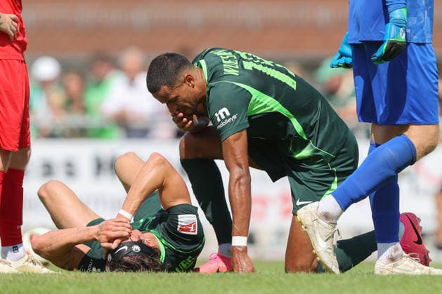 11.07.2026, xtgx, Fussball Testspiel, FSV Schöningen - VfL Wolfsburg emspor, v.l. Fabian Reese (Wolfsburg, 11) verletzt, Verletzung, injury, injured (DFL DFB REGULATIONS PROHIBIT ANY USE OF PHOTOGRAPHS as IMAGE SEQUENCES and or QUASI-VIDEO) Schöningen *** July 11, 2026, xtgx, soccer exhibition match, FSV Schöningen vs. VfL Wolfsburg, from left: Fabian Reese (Wolfsburg), No. 11 injured, injury, injured. DFL and DFB regulations prohibit any use of photographs as image sequences and or quasi-video. Schöningen
