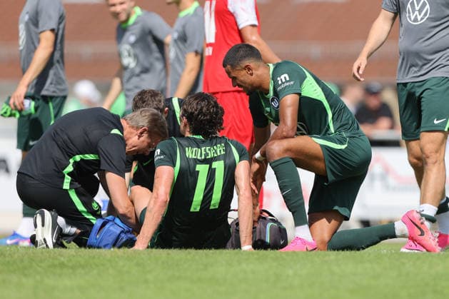 11.07.2026, xtgx, Fussball Testspiel, FSV Schöningen - VfL Wolfsburg emspor, v.l. Fabian Reese (Wolfsburg, 11) verletzt, Verletzung, injury, injured (DFL DFB REGULATIONS PROHIBIT ANY USE OF PHOTOGRAPHS as IMAGE SEQUENCES and or QUASI-VIDEO) Schöningen *** July 11, 2026, xtgx, soccer exhibition match, FSV Schöningen vs. VfL Wolfsburg, from left: Fabian Reese (Wolfsburg), No. 11 injured, injury, injured. DFL and DFB regulations prohibit any use of photographs as image sequences and or quasi-video. Schöningen