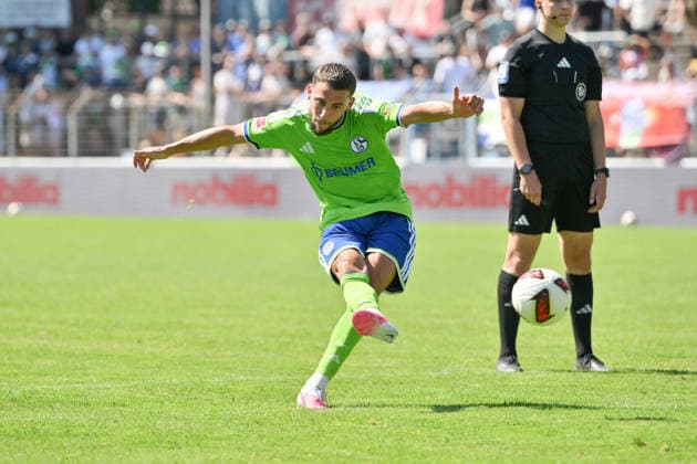 Adil Aouchiche (FC Schalke 04) erzielt mit diesem Freistoss den Schalker Treffer 11.07.2026, Fussball 1. Bundesliga, Saison 2026 2027, Testspiel, Vorbereitungsspiel, FC Gütersloh - FC Schalke 04 Gütersloh Heidewaldstadion Nordrhein Westfalen Deutschland *** Adil Aouchiche of FC Schalke 04 scores Schalke s goal with this free kick on July 11, 2026, Soccer, Bundesliga 1, 2026–2027 season, friendly match, preseason match, FC Gütersloh vs. FC Schalke 04, Gütersloh, Heidewaldstadion, North Rhine-Westphalia, Germany Team2