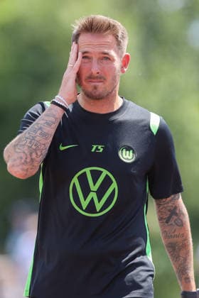 11.07.2026, xtgx, Fussball Testspiel, FSV Schöningen - VfL Wolfsburg emspor, v.l. Tobias Strobl (Wolfsburg, Trainer) nachdenklich enttaeuscht, enttäuscht, schaut enttaeuscht, niedergeschlagen, disappointed (DFL DFB REGULATIONS PROHIBIT ANY USE OF PHOTOGRAPHS as IMAGE SEQUENCES and or QUASI-VIDEO) Schöningen *** July 11, 2026, xtgx, soccer friendly, FSV Schöningen vs. VfL Wolfsburg emspor, from left: Tobias Strobl (Wolfsburg), Coach looks pensive and disappointed, looks disappointed, looks dejected, disappointed. DFL and DFB regulations prohibit any use of photographs as image sequences and or quasi-video. Schöningen