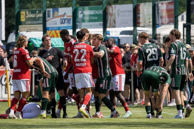 Finsterwalde, Deutschland 11. Juli 2026: Testspiel - 2026 2027 - FC Energie Cottbus gegen Hallescher FC Im Bild: Rudelbildung nach einem Foul - danach wird das Spiel nach rassitischen Beleidungen aus dem Halle Block abgebrochen. Einheitssportplatz Brandenburg *** Finsterwalde, Germany, July 11, 2026; Friendly Match 2026–2027: FC Energie Cottbus vs. Hallescher FC. Pictured: A scuffle breaks out after a foul; the game is subsequently halted due to racist insults from the Halle section of the stands. Brandenburg Unified Sports Field Copyright: xFotostandx xWeilandx
