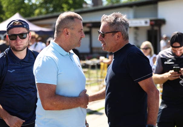 Fussball, Herren, Saison 2026 2027, FC Deisenhofen - TSV 1860 München, Testspiel, Vorbereitung Manfred Paula, Geschäftsführer (TSV 1860 München) (li.) mit Gernot Mang, Präsident (TSV 1860 München) (re.) im Gespräch *** Soccer, Men s, 2026–2027 Season, FC Deisenhofen vs. TSV 1860 Munich, Friendly Match, Preseason: Manfred Paula, Managing Director of TSV 1860 Munich (left), in conversation with Gernot Mang, President of TSV 1860 Munich (right)