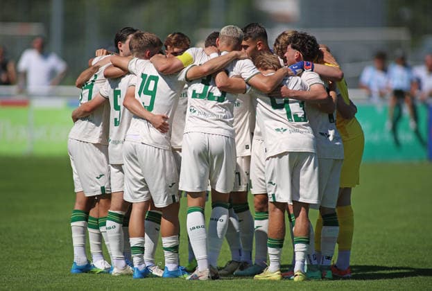 Fussball, Herren, Saison 2026 2027, FC Deisenhofen - TSV 1860 München, Testspiel, Vorbereitung Der TSV 1860 München zusammen im Kreis stehend vor dem Anpfiff *** Soccer, Men s, 2026–2027 Season, FC Deisenhofen vs. TSV 1860 Munich, Friendly Match, Preseason The TSV 1860 Munich players standing in a circle before kickoff