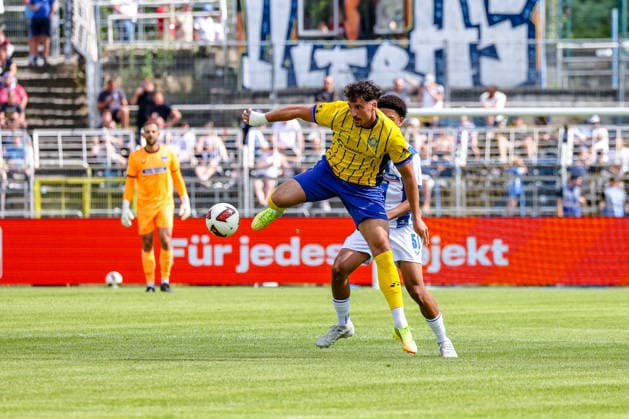 Ricky Bornschein (1. FC Lokomotive Leipzig, 09) nimmt den Ball hoch an, gegen Jerome Diallo (Hertha BSC, 51), 1. FC Lokomotive Leipzig vs Hertha BSC Berlin, Fussball, Testspiel, Saison 2026 27, 11.07.2026,¨ DFL REGULATIONS PROHIBIT ANY USE OF PHOTOGRAPHS AS IMAGE SEQUENCES AND OR QUASI-VIDEO,¨ 1. FC Lokomotive Leipzig vs Hertha BSC Berlin, Fussball, Testspiel, Saison 2026 27, 11.07.2026 Leipzig *** Ricky Bornschein of 1 FC Lokomotive Leipzig (No. 09) jumps to head the ball against Jerome Diallo of Hertha BSC (No. 51), 1 FC Lokomotive Leipzig vs. Hertha BSC Berlin, soccer, friendly match, 2026–27 season, November 7, 2026, DFL REGULATIONS PROHIBIT ANY USE OF PHOTOGRAPHS AS IMAGE SEQUENCES AND OR QUASI-VIDEO, 1 FC Lokomotive Leipzig vs. Hertha BSC Berlin, soccer, friendly match, 2026–27 season, July 11, 2026, Leipzig Copyright: xEibner-Pressefoto LauraxRoemerx EP_LRR