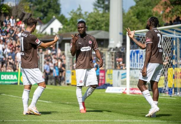 Fußball, Herren, Saison 2026 2027, Testspiel, SV Babelsberg 03 - FC St. Pauli, v. l. Arkadiusz Pyrka (FC St. Pauli), Abdoulie Ceesay (FC St. Pauli), Ricky-Jade Jones (FC St. Pauli), Jubel nach Tor zum 0:3, 11.07. 2026, *** Soccer, Men s, 2026–2027 Season, Friendly Match, SV Babelsberg 03 vs. FC St. Pauli, from left: Arkadiusz Pyrka (FC St. Pauli), Abdoulie Ceesay (FC St. Pauli), Ricky Jade Jones (FC St. Pauli), celebration after the goal that made it 0–3, July 11, 2026, Copyright: xMatthiasxKochx
