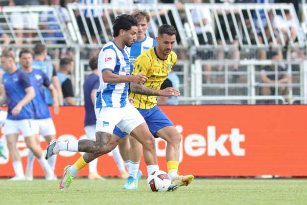 Testspiel: 1. FC Lok Leipzig - Hertha BSC Berlin, 11.07.2026 Kevin Sessa (8, Hertha BSC) am Ball vor Filip Kusic (36, Lok Leipzig). Fußball, Saison-Vorbereitung 2026 2027, Testspiel: 1. FC Lok Leipzig (Regionalliga Nordost) vs. Hertha BSC Berlin (2. Bundesliga) am 11.07.2026 im Bruno-Plache-Stadion, Leipzig. *** Friendly Match 1: FC Lok Leipzig vs. Hertha BSC Berlin, July 11, 2026; Kevin Sessa 8, Hertha BSC in possession in front of Filip Kusic 36, Lok Leipzig Soccer, 2026–2027 Preseason, Friendly Match 1: FC Lok Leipzig (Regionalliga Nordost) vs. Hertha BSC Berlin (2. Bundesliga) on July 11, 2026, at Bruno Plache Stadium, Leipzig Copyright: xBEAUTIFULxSPORTS JanxKaeferx