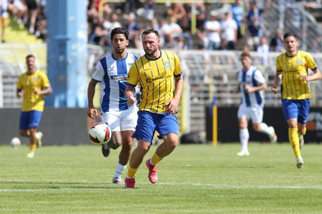 Testspiel: 1. FC Lok Leipzig - Hertha BSC Berlin, 11.07.2026 Kevin Sessa (8, Hertha BSC) und Artur Mergel (31, Lok Leipzig). Fußball, Saison-Vorbereitung 2026 2027, Testspiel: 1. FC Lok Leipzig (Regionalliga Nordost) vs. Hertha BSC Berlin (2. Bundesliga) am 11.07.2026 im Bruno-Plache-Stadion, Leipzig. *** Friendly Match 1: FC Lok Leipzig vs. Hertha BSC Berlin, July 11, 2026—Kevin Sessa (8), Hertha BSC, and Artur Mergel (31), Lok Leipzig Soccer, 2026–2027 Preseason, Friendly Match 1: FC Lok Leipzig (Regionalliga Nordost) vs. Hertha BSC Berlin (2. Bundesliga) on July 11, 2026, at Bruno Plache Stadium, Leipzig Copyright: xBEAUTIFULxSPORTS JanxKaeferx