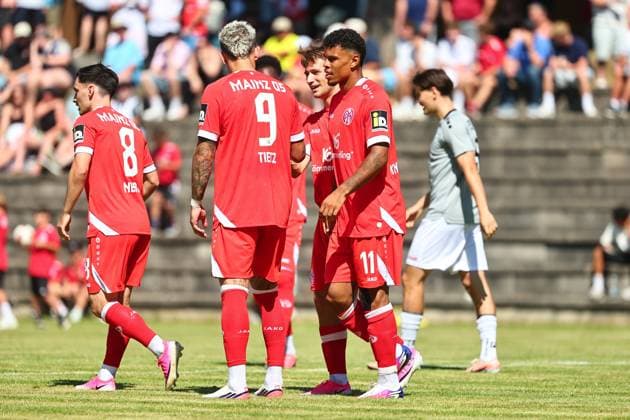 Mainzer Spieler nach dem Tor von Ransford-Yeboah Koenigsdoerffer (1. FSV Mainz 05, 11, rechts) zum 1:0 gegen Eisbachtal Sportfreunde Eisbachtal vs 1. FSV Mainz 05, Fussball, Testspiel, 11.07.2026 DFL REGULATIONS PROHIBIT ANY USE OF PHOTOGRAPHS AS IMAGE SEQUENCES AND OR QUASI-VIDEO Sportfreunde Eisbachtal vs 1. FSV Mainz 05, Fussball, Testspiel, 11.07.2026 Nentershausen *** Mainz player after Ransford Yeboah Koenigsdoerffer s goal for 1 FSV Mainz 05, No. 11, on the right, making it 1–0 against Eisbachtal Sportfreunde Eisbachtal vs. 1 FSV Mainz 05, Soccer, Friendly Match, July 11, 2026 DFL REGULATIONS PROHIBIT ANY USE OF PHOTOGRAPHS AS IMAGE SEQUENCES AND OR QUASI-VIDEO Sportfreunde Eisbachtal vs. 1 FSV Mainz 05, Soccer, Friendly Match, July 11, 2026, Nentershausen Copyright: xEibner-Pressefotox EP_RWS