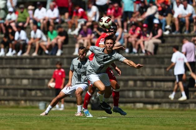Fabio Gruber (1. FSV Mainz 05, 03) im Zweikampf mit Daniele Parisi (Eisbachtal, 17) Sportfreunde Eisbachtal vs 1. FSV Mainz 05, Fussball, Testspiel, 11.07.2026 DFL REGULATIONS PROHIBIT ANY USE OF PHOTOGRAPHS AS IMAGE SEQUENCES AND OR QUASI-VIDEO Sportfreunde Eisbachtal vs 1. FSV Mainz 05, Fussball, Testspiel, 11.07.2026 Nentershausen *** Fabio Gruber (1 FSV Mainz 05), 03, in a tackle with Daniele Parisi (Eisbachtal), 17; Sportfreunde Eisbachtal vs. 1 FSV Mainz 05, Soccer, Friendly Match, July 11, 2026 DFL REGULATIONS PROHIBIT ANY USE OF PHOTOGRAPHS AS IMAGE SEQUENCES AND OR QUASI-VIDEO Sportfreunde Eisbachtal vs. 1 FSV Mainz 05, Soccer, Friendly Match, July 11, 2026, Nentershausen Copyright: xEibner-Pressefotox EP_RWS
