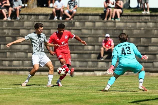 Moritz Muth (Eisbachtal, 15) im Zweikampf mit Ransford-Yeboah Koenigsdoerffer (1. FSV Mainz 05, 11) Sportfreunde Eisbachtal vs 1. FSV Mainz 05, Fussball, Testspiel, 11.07.2026 DFL REGULATIONS PROHIBIT ANY USE OF PHOTOGRAPHS AS IMAGE SEQUENCES AND OR QUASI-VIDEO Sportfreunde Eisbachtal vs 1. FSV Mainz 05, Fussball, Testspiel, 11.07.2026 Nentershausen *** Moritz Muth (Eisbachtal), 15, in a one-on-one with Ransford Yeboah Koenigsdoerffer (1 FSV Mainz 05), 11; Sportfreunde Eisbachtal vs. 1 FSV Mainz 05, Soccer, Friendly Match, July 11, 2026 DFL REGULATIONS PROHIBIT ANY USE OF PHOTOGRAPHS AS IMAGE SEQUENCES AND OR QUASI-VIDEO Sportfreunde Eisbachtal vs. 1 FSV Mainz 05, Soccer, Friendly Match, July 11, 2026, Nentershausen Copyright: xEibner-Pressefotox EP_RWS