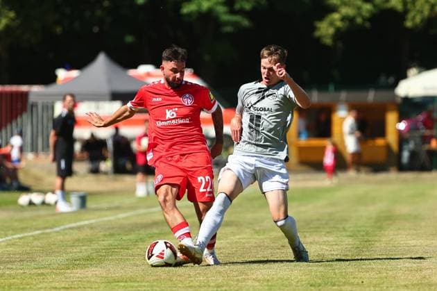 Marco Richter (1. FSV Mainz 05, 22) im Zweikampf mit Jonas Kahles (Eisbachtal, 09) Sportfreunde Eisbachtal vs 1. FSV Mainz 05, Fussball, Testspiel, 11.07.2026 DFL REGULATIONS PROHIBIT ANY USE OF PHOTOGRAPHS AS IMAGE SEQUENCES AND OR QUASI-VIDEO Sportfreunde Eisbachtal vs 1. FSV Mainz 05, Fussball, Testspiel, 11.07.2026 Nentershausen *** Marco Richter, 1 FSV Mainz 05, 22, in a tackle with Jonas Kahles, Eisbachtal, 09; Sportfreunde Eisbachtal vs. 1 FSV Mainz 05, Soccer, Friendly Match, July 11, 2026 DFL REGULATIONS PROHIBIT ANY USE OF PHOTOGRAPHS AS IMAGE SEQUENCES AND OR QUASI-VIDEO Sportfreunde Eisbachtal vs. 1 FSV Mainz 05, Soccer, Friendly Match, July 11, 2026, Nentershausen Copyright: xEibner-Pressefotox EP_RWS