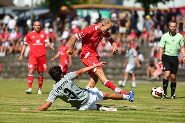 Torschuss von Andreas Hanche-Olsen (1. FSV Mainz 05, 25) im Zweikampf mit Jannis Muth (Eisbachtal, 03) Sportfreunde Eisbachtal vs 1. FSV Mainz 05, Fussball, Testspiel, 11.07.2026 DFL REGULATIONS PROHIBIT ANY USE OF PHOTOGRAPHS AS IMAGE SEQUENCES AND OR QUASI-VIDEO Sportfreunde Eisbachtal vs 1. FSV Mainz 05, Fussball, Testspiel, 11.07.2026 Nentershausen *** Shot on goal by Andreas Hanche Olsen (1 FSV Mainz 05, 25) in a one-on-one with Jannis Muth (Eisbachtal, 03) Sportfreunde Eisbachtal vs. 1 FSV Mainz 05, Soccer, Friendly Match, July 11, 2026 DFL REGULATIONS PROHIBIT ANY USE OF PHOTOGRAPHS AS IMAGE SEQUENCES AND OR QUASI-VIDEO Sportfreunde Eisbachtal vs. 1 FSV Mainz 05, Soccer, Friendly Match, July 11, 2026, Nentershausen Copyright: xEibner-Pressefotox EP_RWS