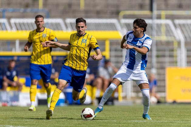 GER, Leipzig, Fussball, Testspiel, 1. FC Lokomotive Leipzig vs. Hertha BSC im Bild v.l.: Filip Kusic (Lok Leipzig 36), Kian Todorovic ( Hertha BSC ), Zweikampf 11.07.2026, Bruno-Plache Stadion Leipzig DFB REGULATIONS PROHIBIT ANY USE OF PHOTOGRAPHS AS IMAGE SEQUENCES AND OR QUASI-VIDEO, *** GER, Leipzig, Soccer, Friendly Match, 1 FC Lokomotive Leipzig vs. Hertha BSC (pictured, from left): Filip Kusic (Lok Leipzig 36), Kian Todorovic (Hertha BSC), tackle, July 11, 2026, Bruno Plache Stadium, Leipzig. DFB regulations prohibit any use of photographs as image sequences and or quasi-video, Copyright: HMBxMedia PaulxFritz