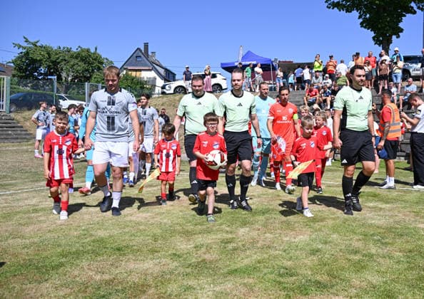 11.07.2026, xsltx, Fussball Testspiel, Eisbachtaler Sportfreunde - FSV Mainz 05 v.l. Die Teams betreten den Platz (DFL DFB REGULATIONS PROHIBIT ANY USE OF PHOTOGRAPHS as IMAGE SEQUENCES and or QUASI-VIDEO) *** July 11, 2026, xsltx, soccer friendly match, Eisbachtaler Sportfreunde vs. FSV Mainz 05. The teams take the field. DFL and DFB regulations prohibit any use of photographs as image sequences and or quasi-video.