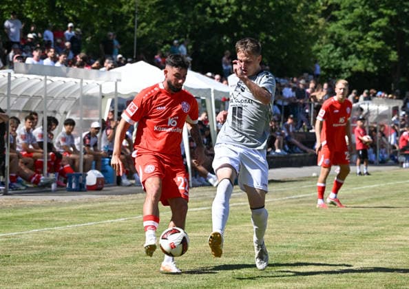 11.07.2026, xsltx, Fussball Testspiel, Eisbachtaler Sportfreunde - FSV Mainz 05 v.l. Marco Richter (1. FSV Mainz 05), Jonas Kahles (Eisbachtaler Sportfreunde) (DFL DFB REGULATIONS PROHIBIT ANY USE OF PHOTOGRAPHS as IMAGE SEQUENCES and or QUASI-VIDEO) *** July 11, 2026, xsltx, soccer friendly, Eisbachtaler Sportfreunde vs. FSV Mainz 05, Marco Richter 1 FSV Mainz 05, Jonas Kahles Eisbachtaler Sportfreunde DFL DFB REGULATIONS PROHIBIT ANY USE OF PHOTOGRAPHS AS IMAGE SEQUENCES AND OR QUASI-VIDEO