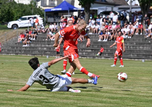 11.07.2026, xsltx, Fussball Testspiel, Eisbachtaler Sportfreunde - FSV Mainz 05 v.l. Jannis Muth (Eisbachtaler Sportfreunde) kann das 3:0 von Andreas Hanche-Olsen (1. FSV Mainz 05) nicht verhindern (DFL DFB REGULATIONS PROHIBIT ANY USE OF PHOTOGRAPHS as IMAGE SEQUENCES and or QUASI-VIDEO) *** July 11, 2026, xsltx, soccer friendly, Eisbachtaler Sportfreunde vs. FSV Mainz 05, Jannis Muth, Eisbachtaler Sportfreunde unable to prevent the 3–0 victory by Andreas Hanche Olsen (1) for FSV Mainz 05. DFL and DFB regulations prohibit any use of photographs as image material.QUENCES and or QUASI-VIDEO