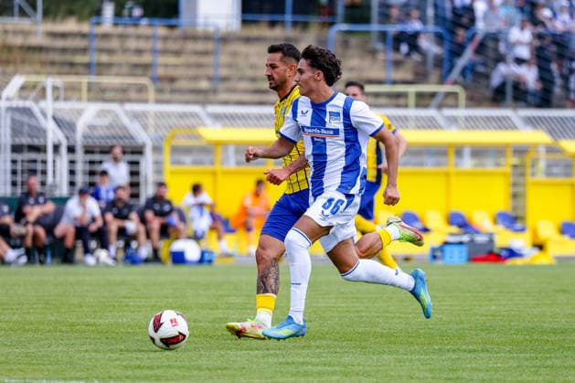 Kian Todorovic (Hertha BSC, 36) und Filip Kusic (1. FC Lokomotive Leipzig, 36) Laufduell am Ball, 1. FC Lokomotive Leipzig vs Hertha BSC Berlin, Fussball, Testspiel, Saison 2026 27, 11.07.2026,¨ DFL REGULATIONS PROHIBIT ANY USE OF PHOTOGRAPHS AS IMAGE SEQUENCES AND OR QUASI-VIDEO,¨ 1. FC Lokomotive Leipzig vs Hertha BSC Berlin, Fussball, Testspiel, Saison 2026 27, 11.07.2026 Leipzig *** Kian Todorovic (Hertha BSC), 36, and Filip Kusic (1 FC Lokomotive Leipzig), 36, in a footrace for the ball, 1 FC Lokomotive Leipzig vs. Hertha BSC Berlin, soccer, friendly match, 2026–27 season, November 7, 2026, DFL regulations prohibit any use of photographs as image sequences and or quasi-video, 1 FC Lokomotive Leipzig vs. Hertha BSC Berlin, soccer, friendly match, 2026–27 season, July 11, 2026, Leipzig Copyright: xEibner-Pressefoto LauraxRoemerx EP_LRR