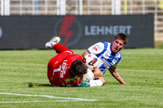 Gustav Christensen (Hertha BSC, 16) graetscht in Andreas Naumann (1. FC Lokomotive Leipzig, 01) mit ball, 1. FC Lokomotive Leipzig vs Hertha BSC Berlin, Fussball, Testspiel, Saison 2026 27, 11.07.2026,¨ DFL REGULATIONS PROHIBIT ANY USE OF PHOTOGRAPHS AS IMAGE SEQUENCES AND OR QUASI-VIDEO,¨ 1. FC Lokomotive Leipzig vs Hertha BSC Berlin, Fussball, Testspiel, Saison 2026 27, 11.07.2026 Leipzig *** Gustav Christensen (Hertha BSC), No. 16, tackles Andreas Naumann (1 FC Lokomotive Leipzig), No. 01, with the ball, 1 FC Lokomotive Leipzig vs. Hertha BSC Berlin, soccer, friendly match, 2026–27 season, July 11, 2026, DFL REGULATIONS PROHIBIT ANY USE OF PHOTOGRAPHS AS IMAGE SEQUENCES AND OR QUASI-VIDEO, 1 FC Lokomotive Leipzig vs. Hertha BSC Berlin, soccer, friendly match, 2026–27 season, July 7, 2026, Leipzig Copyright: xEibner-Pressefoto LauraxRoemerx EP_LRR