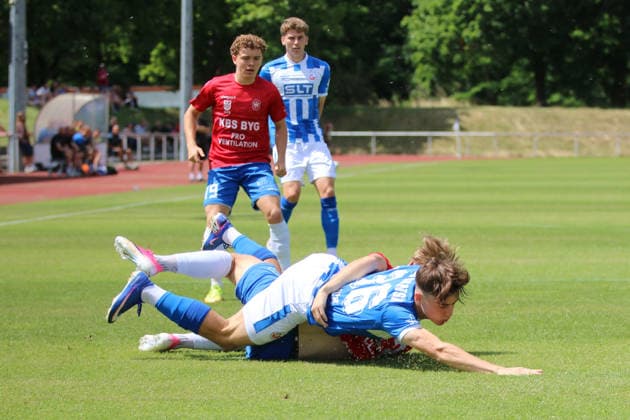 11.07.2026 Fußball Herren 2026 2027 Testspiel FC Hansa Rostock - Hvidovre IF Volksparkstadion Neuruppin Fiete Bock (Rostock, 36, blau) im Zweikampf mit Nicolai Clausen (Hvidovre, 23, rot). Neuruppin Brandenburg Deutschland *** July 11, 2026 Men s Soccer 2026–2027 Friendly Match FC Hansa Rostock vs. Hvidovre IF at Volksparkstadion Neuruppin Fiete Bock (Rostock), 36, in blue, in a tackle with Nicolai Clausen (Hvidovre), 23, in red, Neuruppin, Brandenburg, Germany