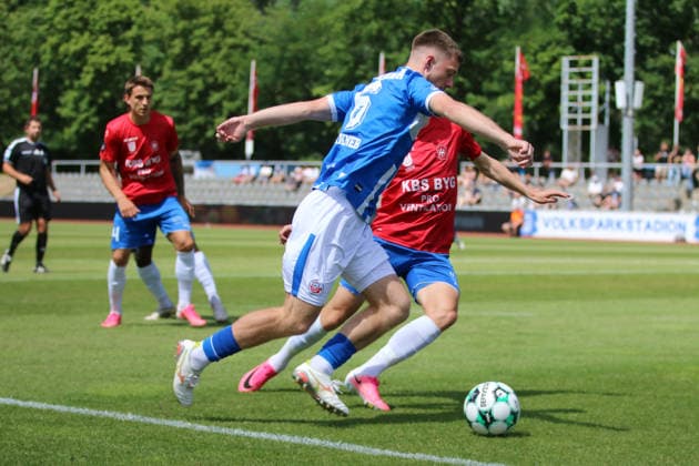 11.07.2026 Fußball Herren 2026 2027 Testspiel FC Hansa Rostock - Hvidovre IF Volksparkstadion Neuruppin Jonas Dirkner (Rostock, 6, blau) zieht an Andreas Smed (Hvidovre, 10, rot) vorbei. Neuruppin Brandenburg Deutschland *** July 11, 2026 Men s Soccer 2026–2027 Friendly Match FC Hansa Rostock vs. Hvidovre IF at Volksparkstadion Neuruppin Jonas Dirkner, Rostock, 6, in blue, passes Andreas Smed of Hvidovre, 10, in red, in Neuruppin, Brandenburg, Germany
