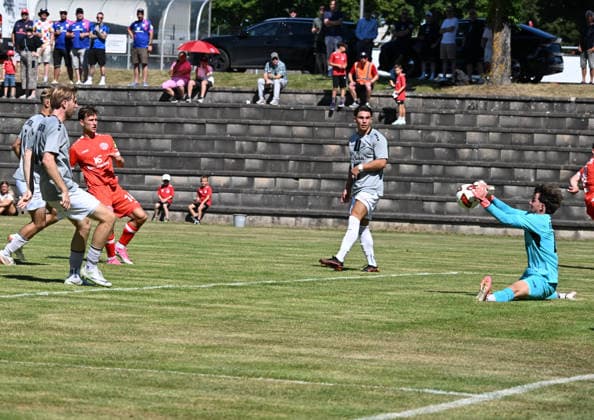 11.07.2026, xsltx, Fussball Testspiel, Eisbachtaler Sportfreunde - FSV Mainz 05 2. v.l. William Boving (1. FSV Mainz 05) scheitert an David Arnolds (Eisbachtaler Sportfreunde) (DFL DFB REGULATIONS PROHIBIT ANY USE OF PHOTOGRAPHS as IMAGE SEQUENCES and or QUASI-VIDEO) *** July 11, 2026, xsltx, soccer exhibition match, Eisbachtaler Sportfreunde vs. FSV Mainz 05 2–1 (William Boving 1) FSV Mainz 05 falls to David Arnold’s Eisbachtaler Sportfreunde DFL DFB REGULATIONS PROHIBIT ANY USE OF PHOTOGRAPHS as IMAGE SEQUENCES and or QUASI VIDEO
