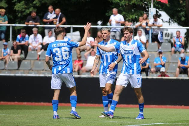 11.07.2026 Fußball Herren 2026 2027 Testspiel FC Hansa Rostock - Hvidovre IF Volksparkstadion Neuruppin Torjubel von Hansa Rostock nach dem 2:0. Neuruppin Brandenburg Deutschland *** July 11, 2026 Men s Soccer 2026–2027 Friendly Match FC Hansa Rostock vs. Hvidovre IF Volksparkstadion, Neuruppin Hansa Rostock celebrates a goal after the 2–0 win Neuruppin, Brandenburg, Germany