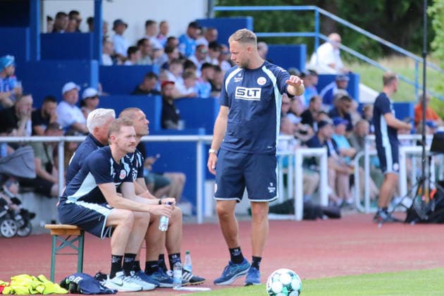 11.07.2026 Fußball Herren 2026 2027 Testspiel FC Hansa Rostock - Hvidovre IF Volksparkstadion Neuruppin Daniel Brinkmann (Rostock, Trainer, stehend) im Gespräch mit seinem Staff. Neuruppin Brandenburg Deutschland *** July 11, 2026 Men s Soccer 2026–2027 Friendly Match FC Hansa Rostock vs. Hvidovre IF Volksparkstadion, Neuruppin Daniel Brinkmann, Rostock, coach, standing and talking with his staff Neuruppin, Brandenburg, Germany