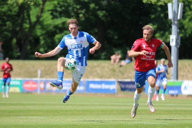 11.07.2026 Fußball Herren 2026 2027 Testspiel FC Hansa Rostock - Hvidovre IF Volksparkstadion Neuruppin Bernie Lennemann (Rostock, 7, blau) nimmt den Ball aus der Luft mit und zieht damit an Malte Kiilerich (Hvidovre, 25, rot) im Laufduell vorbei. Neuruppin Brandenburg Deutschland *** July 11, 2026 Men s Soccer 2026–2027 Friendly Match FC Hansa Rostock vs. Hvidovre IF at Volksparkstadion, Neuruppin; Bernie Lennemann, Rostock, 7, in blue, catches the ball out of the air and uses it to get past Malte Kiilerich of Hvidovre, 25, in red, in a footrace Neuruppin, Brandenburg, Germany