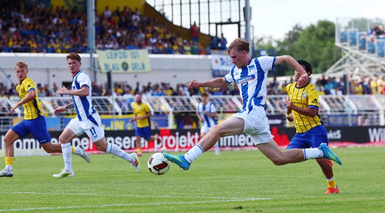 Lok Leipzig - Hertha BSC Testspiel Leipzig, 11.07.2026, Bruno-Plache-Stadion, Fussball, Testspiel , 1. FC Lok Leipzig vs. Hertha BSC Berlin , Im Bild: Mayson Grothe ( 50, Hertha) am Ball , Nur für journalistische Zwecke. Only for editorial use! , *** Lok Leipzig vs. Hertha BSC Friendly Match, Leipzig, July 11, 2026, Bruno Plache Stadium, Soccer, Friendly Match, 1. FC Lok Leipzig vs. Hertha BSC Berlin, Pictured: Mayson Grothe 50, Hertha in possession, For editorial use only, Picture Point