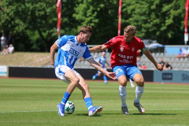 11.07.2026 Fußball Herren 2026 2027 Testspiel FC Hansa Rostock - Hvidovre IF Volksparkstadion Neuruppin Bernie Lennemann (Rostock, 7, blau) im Duell mit Malte Kiilerich (Hvidovre, 25, rot). Neuruppin Brandenburg Deutschland *** July 11, 2026 Men s Soccer 2026–2027 Friendly Match FC Hansa Rostock vs. Hvidovre IF at Volksparkstadion Neuruppin Bernie Lennemann Rostock, 7, in blue, in a duel with Malte Kiilerich of Hvidovre, 25, in red, Neuruppin, Brandenburg, Germany