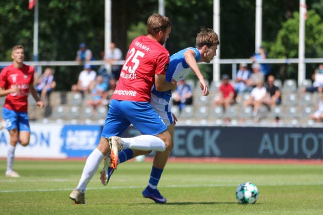 11.07.2026 Fußball Herren 2026 2027 Testspiel FC Hansa Rostock - Hvidovre IF Volksparkstadion Neuruppin Bernie Lennemann (Rostock, 7, blau) im Duell mit Malte Kiilerich (Hvidovre, 25, rot). Jener Zweikampf führte zum Elfmeter. Neuruppin Brandenburg Deutschland *** July 11, 2026 Men s Soccer 2026–2027 Friendly Match FC Hansa Rostock vs. Hvidovre IF at Volksparkstadion Neuruppin Bernie Lennemann (Rostock), 7, in blue, in a duel with Malte Kiilerich of Hvidovre, 25, in red. That tackle led to the penalty kick. Neuruppin, Brandenburg, Germany