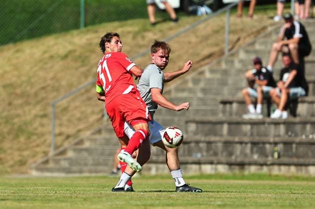 Dominik Kohr (1. FSV Mainz 05, 33) im Zweikampf mit Jonah Arnolds (Eisbachtal) Sportfreunde Eisbachtal vs 1. FSV Mainz 05, Fussball, Testspiel, 11.07.2026 DFL REGULATIONS PROHIBIT ANY USE OF PHOTOGRAPHS AS IMAGE SEQUENCES AND OR QUASI-VIDEO Sportfreunde Eisbachtal vs 1. FSV Mainz 05, Fussball, Testspiel, 11.07.2026 Nentershausen *** Dominik Kohr (1 FSV Mainz 05), 33, in a tackle with Jonah Arnold (Eisbachtal Sportfreunde Eisbachtal) vs. 1 FSV Mainz 05, Soccer, Friendly Match, July 11, 2026 DFL REGULATIONS PROHIBIT ANY USE OF PHOTOGRAPHS AS IMAGE SEQUENCES AND OR QUASI-VIDEO Sportfreunde Eisbachtal vs. 1 FSV Mainz 05, Soccer, Friendly Match, July 11, 2026, Nentershausen Copyright: xEibner-Pressefotox EP_RWS