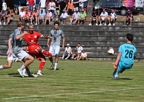 11.07.2026, xsltx, Fussball Testspiel, Eisbachtaler Sportfreunde - FSV Mainz 05 2. v.l. Phillip Tietz (1. FSV Mainz 05) (1. FSV Mainz 05) trifft zum 5:0, re. Tim Weiler (Eisbachtaler Sportfreunde) (DFL DFB REGULATIONS PROHIBIT ANY USE OF PHOTOGRAPHS as IMAGE SEQUENCES and or QUASI-VIDEO) *** July 11, 2026, xsltx, soccer friendly, Eisbachtaler Sportfreunde vs. FSV Mainz 05 2nd from left: Phillip Tietz 1 FSV Mainz 05 1 FSV Mainz 05 scores to make it 5–0, re Tim Weiler Eisbachtaler Sportfreunde DFL DFB REGULATIONS PROHIBIT ANY USE OF PHOTOGRAPHS AS IMAGE SEQUENCES AND OR QUASI-VIDEO
