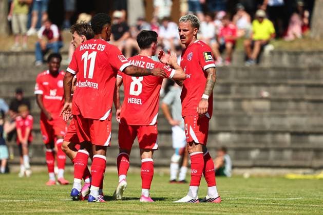 Ransford-Yeboah Koenigsdoerffer (1. FSV Mainz 05, 11, links) und Paul Nebel (1. FSV Mainz 05, 08, Mitte) klatschen Phillip Tietz (1. FSV Mainz 05, 09) ab Sportfreunde Eisbachtal vs 1. FSV Mainz 05, Fussball, Testspiel, 11.07.2026 DFL REGULATIONS PROHIBIT ANY USE OF PHOTOGRAPHS AS IMAGE SEQUENCES AND OR QUASI-VIDEO Sportfreunde Eisbachtal vs 1. FSV Mainz 05, Fussball, Testspiel, 11.07.2026 Nentershausen *** Ransford Yeboah Koenigsdoerffer 1 FSV Mainz 05, 11, left, and Paul Nebel 1 FSV Mainz 05, 08, center, clapping for Phillip Tietz 1 FSV Mainz 05, 09 from Sportfreunde Eisbachtal vs. 1 FSV Mainz 05, Soccer, Friendly Match, July 11, 2026 DFL REGULATIONS PROHIBIT ANY USE OF PHOTOGRAPHS AS IMAGE SEQUENCES AND OR QUASI-VIDEO Sportfreunde Eisbachtal vs. 1 FSV Mainz 05, Soccer, Friendly Match, July 11, 2026, Nentershausen Copyright: xEibner-Pressefotox EP_RWS