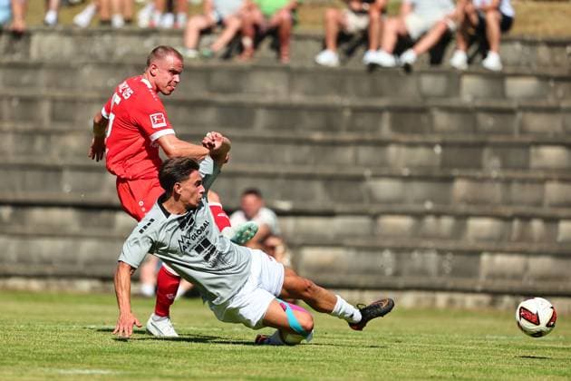 Lennard Maloney (1. FSV Mainz 05, 15) im Zweikampf mit Jakob Bender (Eisbachtal, 08) Sportfreunde Eisbachtal vs 1. FSV Mainz 05, Fussball, Testspiel, 11.07.2026 DFL REGULATIONS PROHIBIT ANY USE OF PHOTOGRAPHS AS IMAGE SEQUENCES AND OR QUASI-VIDEO Sportfreunde Eisbachtal vs 1. FSV Mainz 05, Fussball, Testspiel, 11.07.2026 Nentershausen *** Lennard Maloney 1 FSV Mainz 05, 15 in a tackle with Jakob Bender Eisbachtal, 08 Sportfreunde Eisbachtal vs. 1 FSV Mainz 05, Soccer, Friendly Match, July 11, 2026 DFL REGULATIONS PROHIBIT ANY USE OF PHOTOGRAPHS AS IMAGE SEQUENCES AND OR QUASI-VIDEO Sportfreunde Eisbachtal vs. 1 FSV Mainz 05, Soccer, Friendly Match, July 11, 2026, Nentershausen Copyright: xEibner-Pressefotox EP_RWS