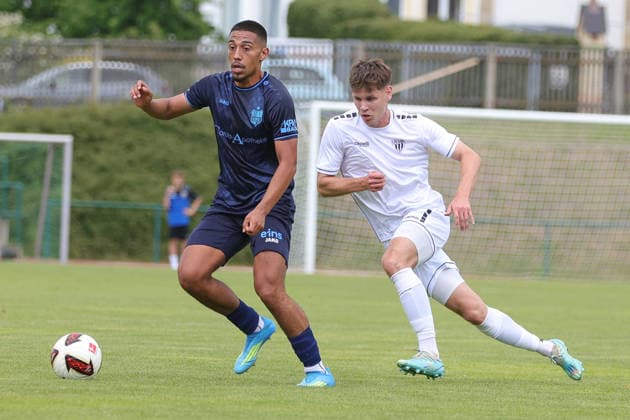 11.07.2026, Fussball, Saison 2026 2027, Testspiel: Chemnitzer FC - FC Schweinfurt 05 Von links: Amadeus Zamora Gonzalez (Chemnitzer FC, 13) gegen Nicolas Pfarr (FC Schweinfurt 05, 26) Frankenberg Jahnkampfbahn Sachsen Deutschland *** July 11, 2026, Soccer, 2026–2027 season, Friendly Match: Chemnitzer FC vs. FC Schweinfurt 05. From left: Amadeus Zamora Gonzalez (Chemnitzer FC, No. 13) vs. Nicolas Pfarr (FC Schweinfurt 05, No. 26). Frankenberg Jahnkampfbahn, Saxony, Germany