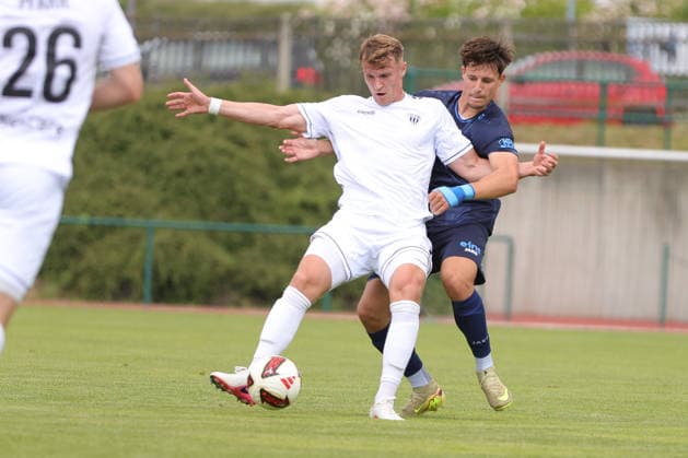 11.07.2026, Fussball, Saison 2026 2027, Testspiel: Chemnitzer FC - FC Schweinfurt 05 Von links: Kevin Frisorger (FC Schweinfurt 05, 04) gegen Jonas Marx (Chemnitzer FC, 19) Frankenberg Jahnkampfbahn Sachsen Deutschland *** July 11, 2026, Soccer, 2026–2027 season, Friendly Match: Chemnitzer FC vs. FC Schweinfurt 05. From left: Kevin Frisorger (FC Schweinfurt 05), 04, against Jonas Marx (Chemnitzer FC), 19. Frankenberg Jahnkampfbahn, Saxony, Germany